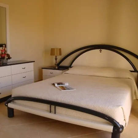 Vila Acharavi *